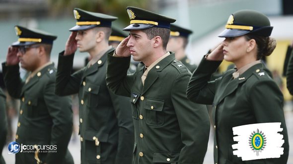 Concurso do Exército: militares perfilados prestando continência - Foto: Divulgação