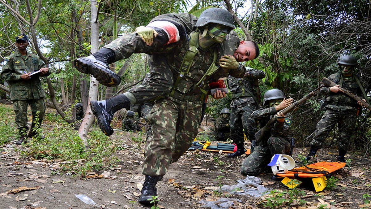 Concurso Exército: militares simulam resgate de soldado ferido durante treinamento