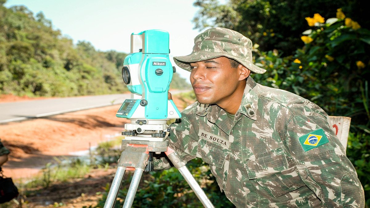 Concurso Exército: militar utiliza teodolito, equipamento topográfico que permite medir ângulos