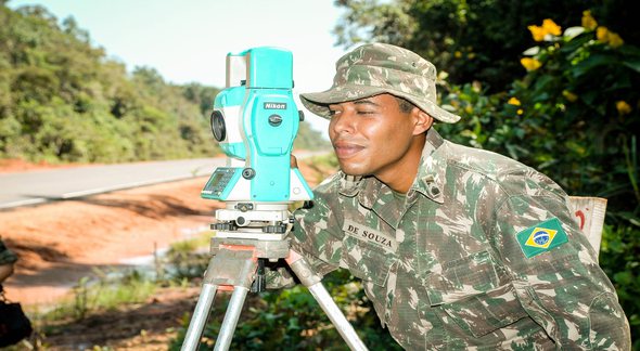 Concurso Exército: militar utiliza teodolito, equipamento topográfico que permite medir ângulos - Divulgação