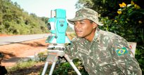 Concurso Exército: militar utiliza teodolito, equipamento topográfico que permite medir ângulos - Divulgação