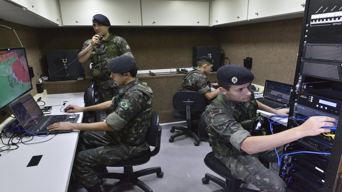 Concurso Exército: militares trabalham em sala com computadores