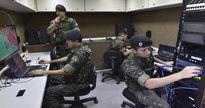 Concurso Exército: militares trabalham em sala com computadores - Divulgação