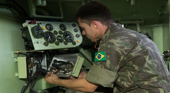 Concurso Exército: militar realiza manutenção elétrica em equipamento - Divulgação