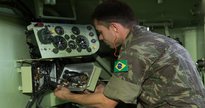 Concurso Exército: militar realiza manutenção elétrica em equipamento - Divulgação