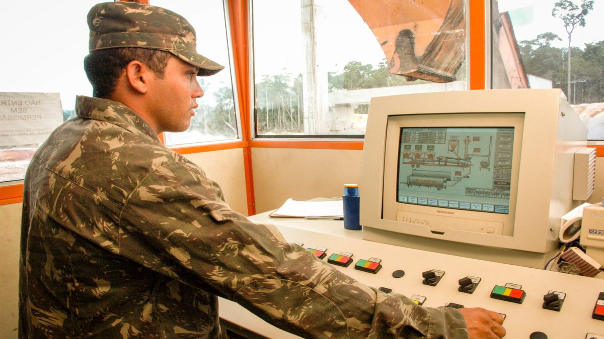 Concurso Exército: militar observa informações em monitor de computador