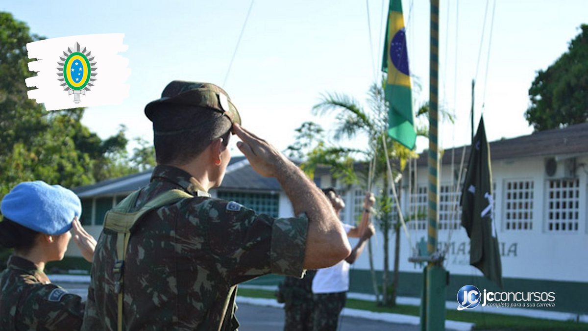 Concurso do Exército: militares prestam continência durante hasteamento da bandeira do Brasil