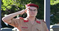 Concurso Exército: estudante de colégio militar prestando continência - Divulgação
