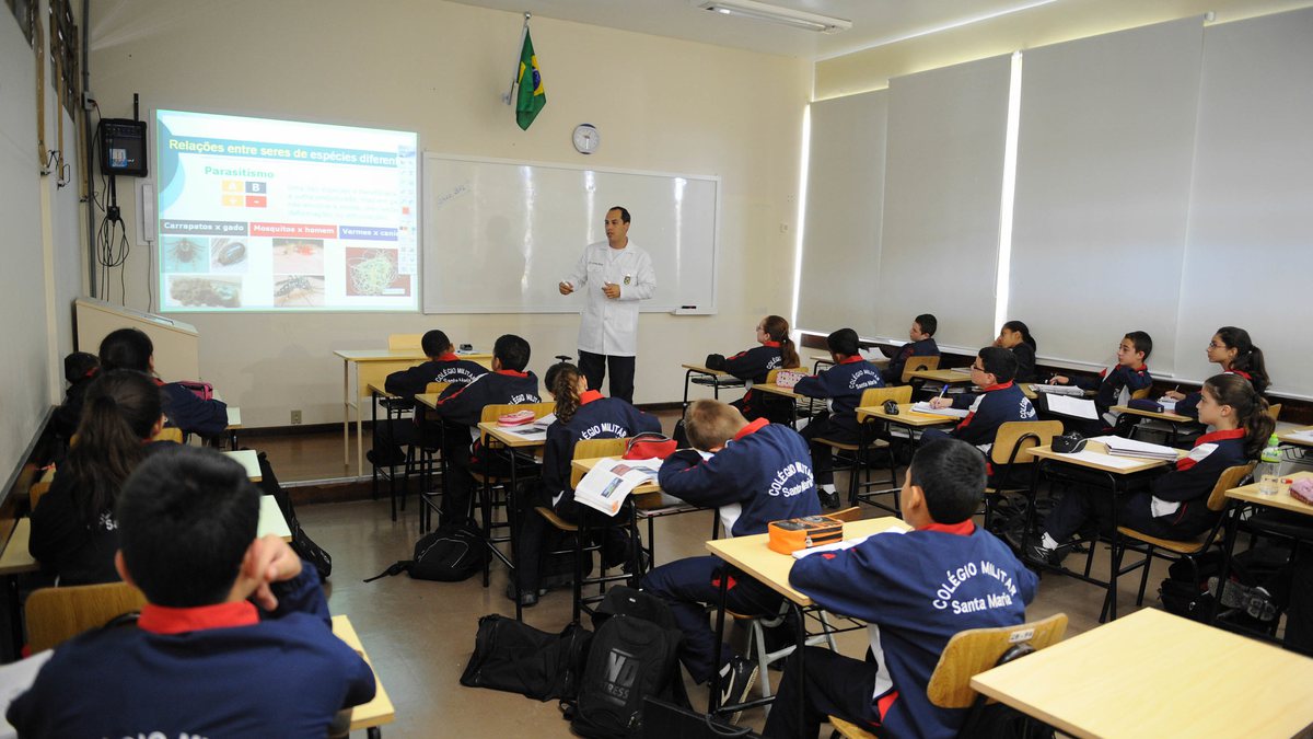 Concurso Exército: estudantes de colégio militar em sala de aula