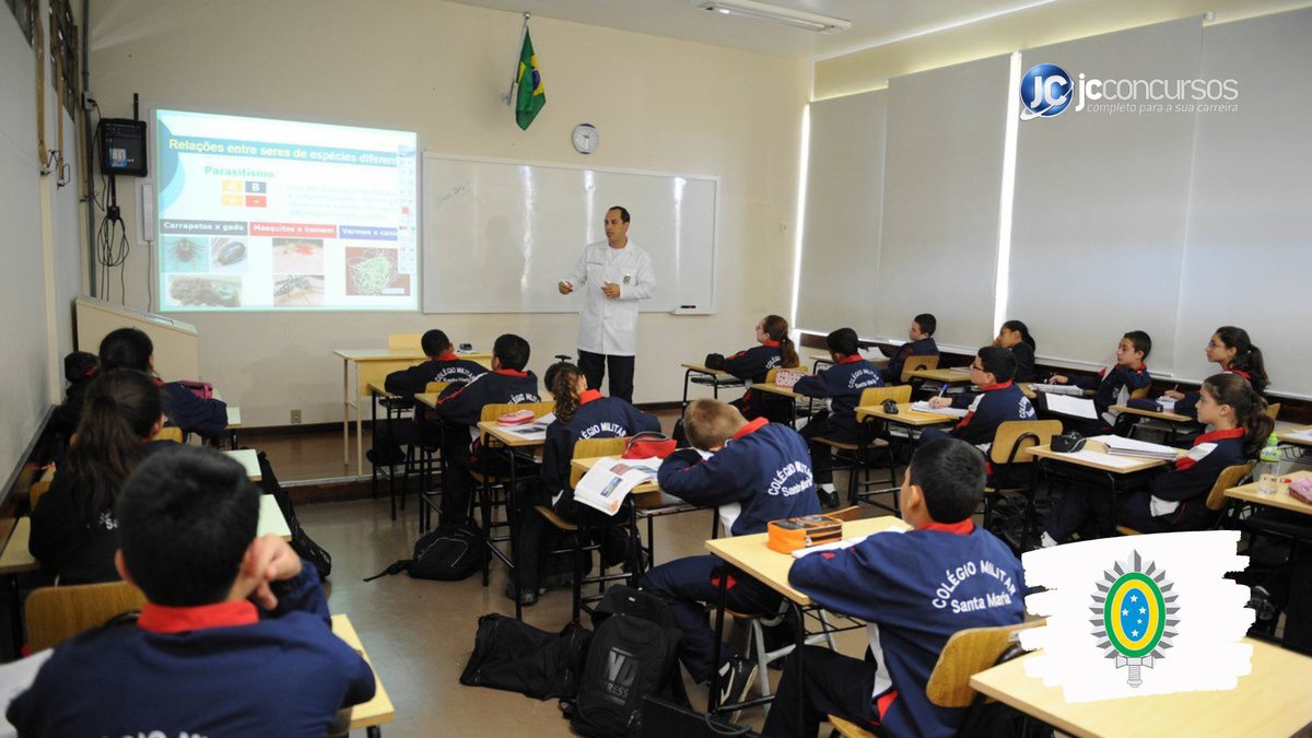 Concurso do Exército: estudantes observam explicação de professor em sala de aula de colégio militar