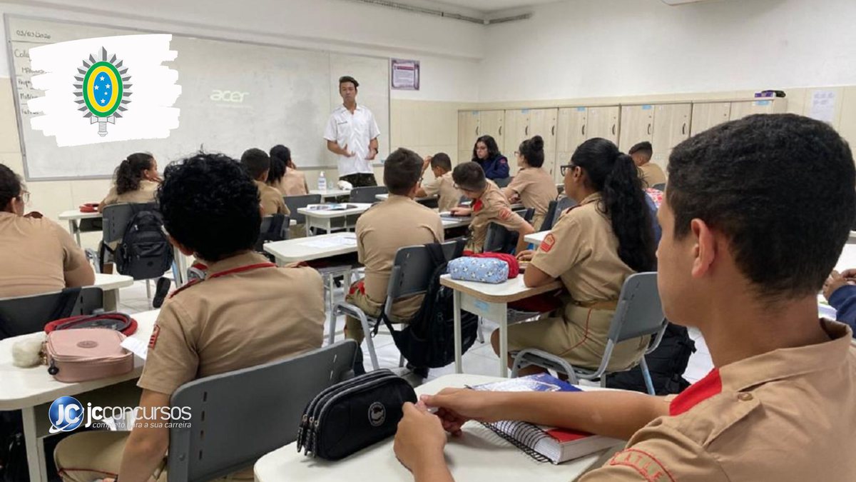 Concurso do Exército: estudantes observam explicação de professor em sala de aula de colégio militar