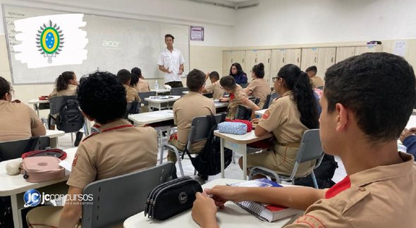 Concurso do Exército: alunos de colégio militar observam explicação de professor em sala de aula - Divulgação