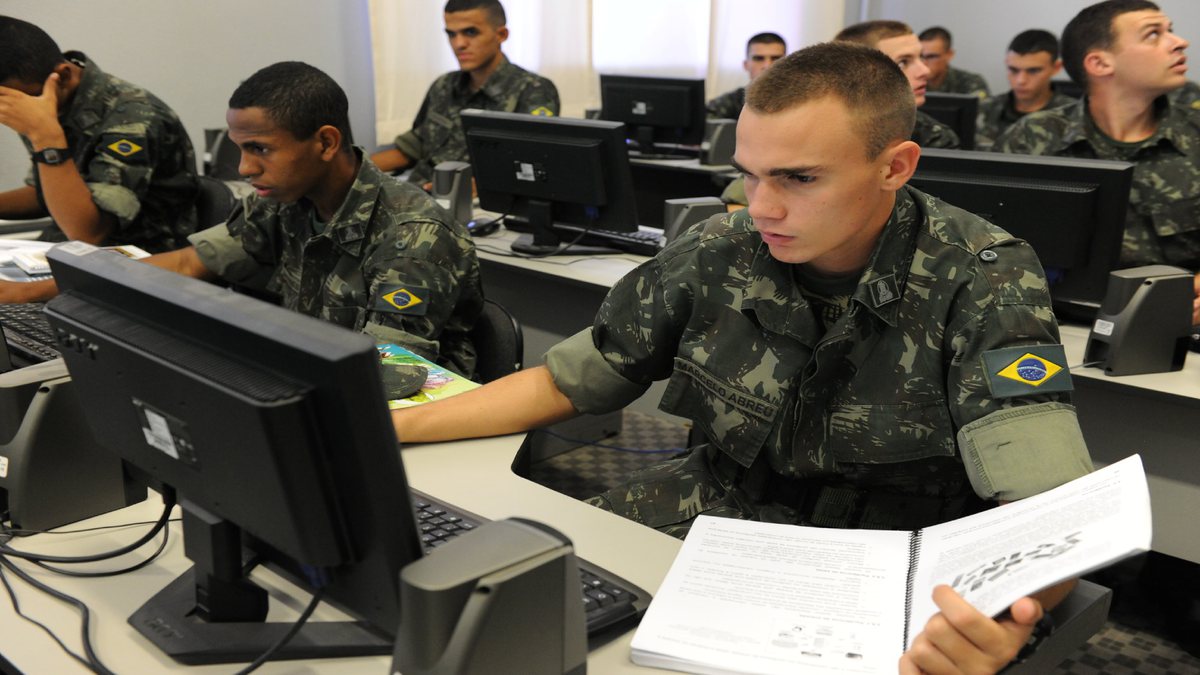 Concurso Exército: durante aula, estudantes da EsPCEx realizam atividade em computadores