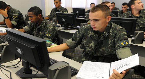 Concurso Exército: durante aula, estudantes da EsPCEx realizam atividade em computadores - Divulgação