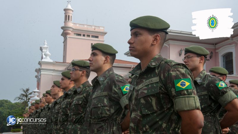 Concurso do Exército: alunos perfilados durante solenidade no pátio da EsPCEx