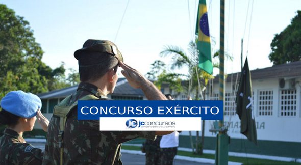 Concurso Exército - militares diante da bandeira do Brasil - Divulgação