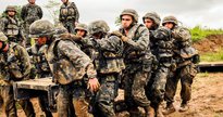 Concurso do Exército: grupo de militares carregando equipamento - Divulgação