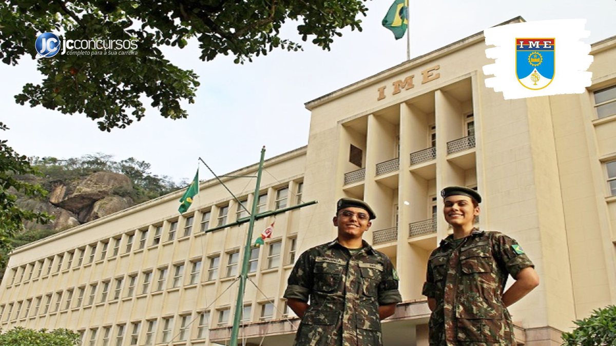Concurso do Exército: alunos do IME posam para foto em frente ao prédio da instituição