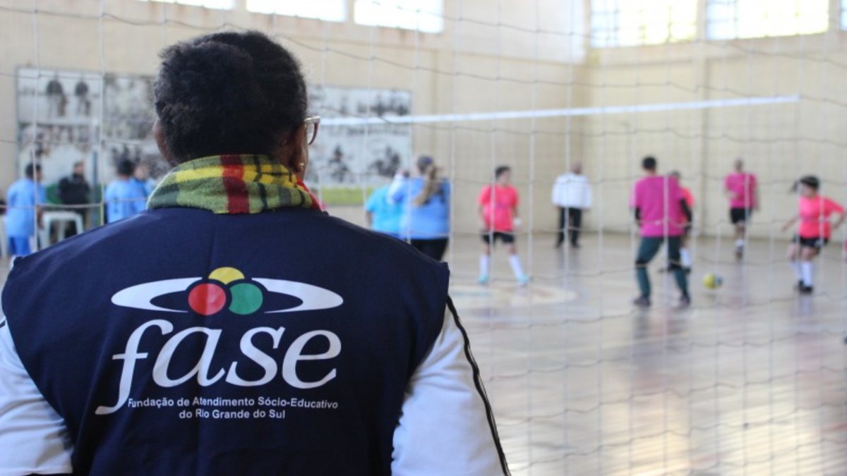 Concurso da Fase RS: servidor observa jovens internos da fundação durante atividade esportiva