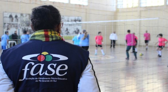 Concurso da Fase RS: servidor observa jovens internos da fundação durante atividade esportiva - Marcelo Vaz/Fase RS