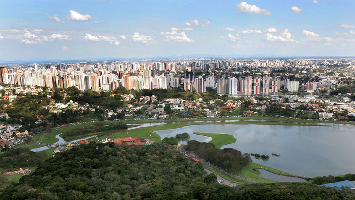 Concurso Prefeitura de Curitiba: cidade vista do alto