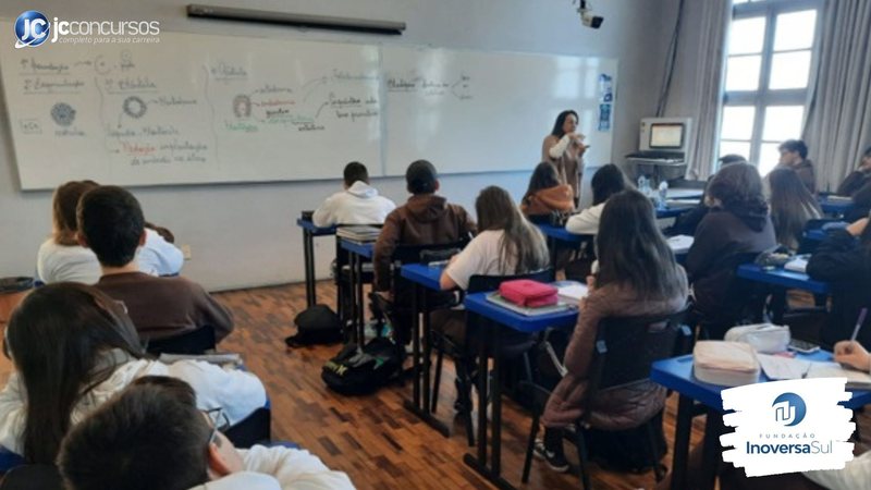 Concurso da Fundação InoversaSul: professor em sala de aula