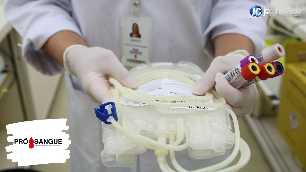 Concurso da Fundação Pró-Sangue SP: enfermeira segurando bolsa de coleta de sangue
