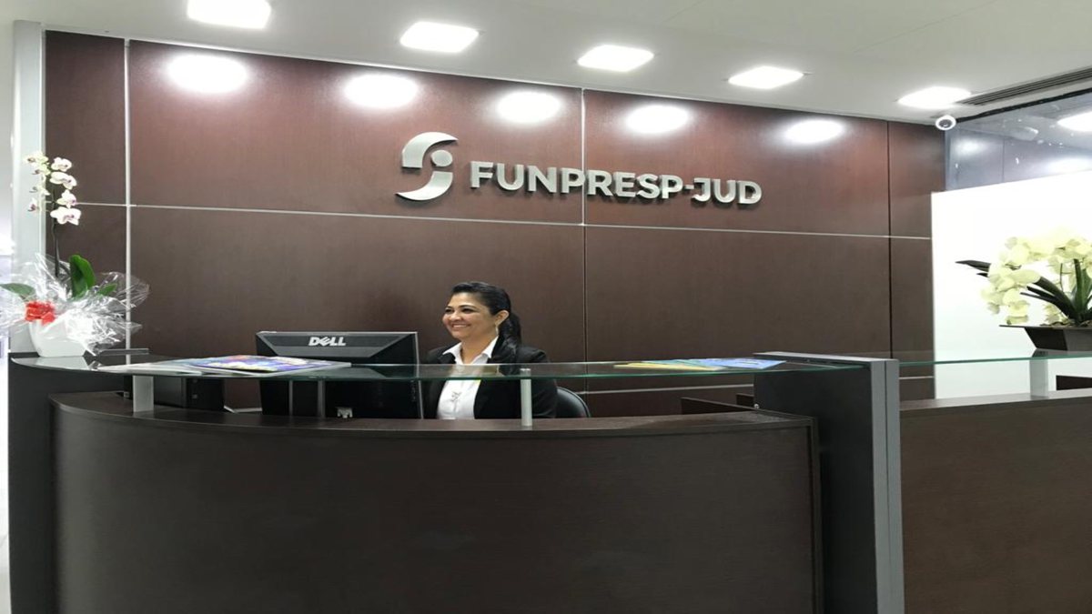 Concurso Funpresp-Jud: atendente sorrindo na recepção da fundação