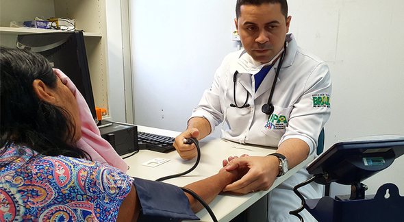 Concurso Funsaúde CE: mulher recebe atendimento médico em consultório - André Pinheiro/Sesa CE