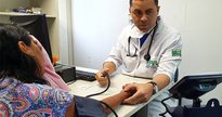 Concurso Funsaúde CE: mulher recebe atendimento médico em consultório - André Pinheiro/Sesa CE