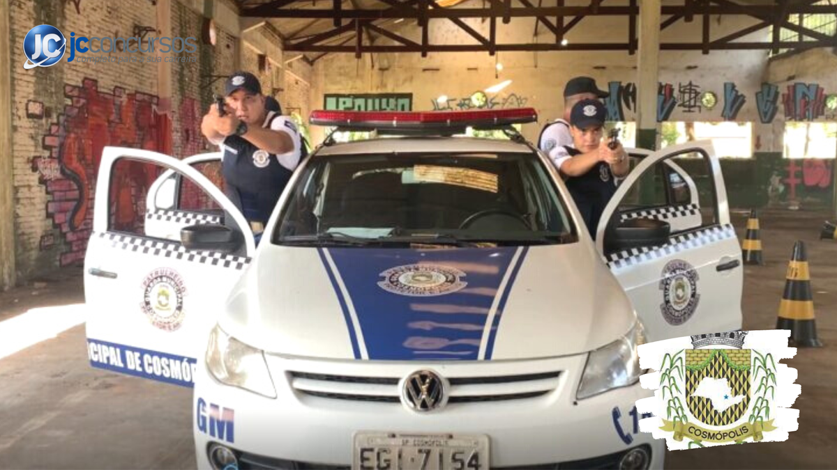 Concurso GCM de Cosmópolis: guardas ao lado de viatura com armas empunhadas