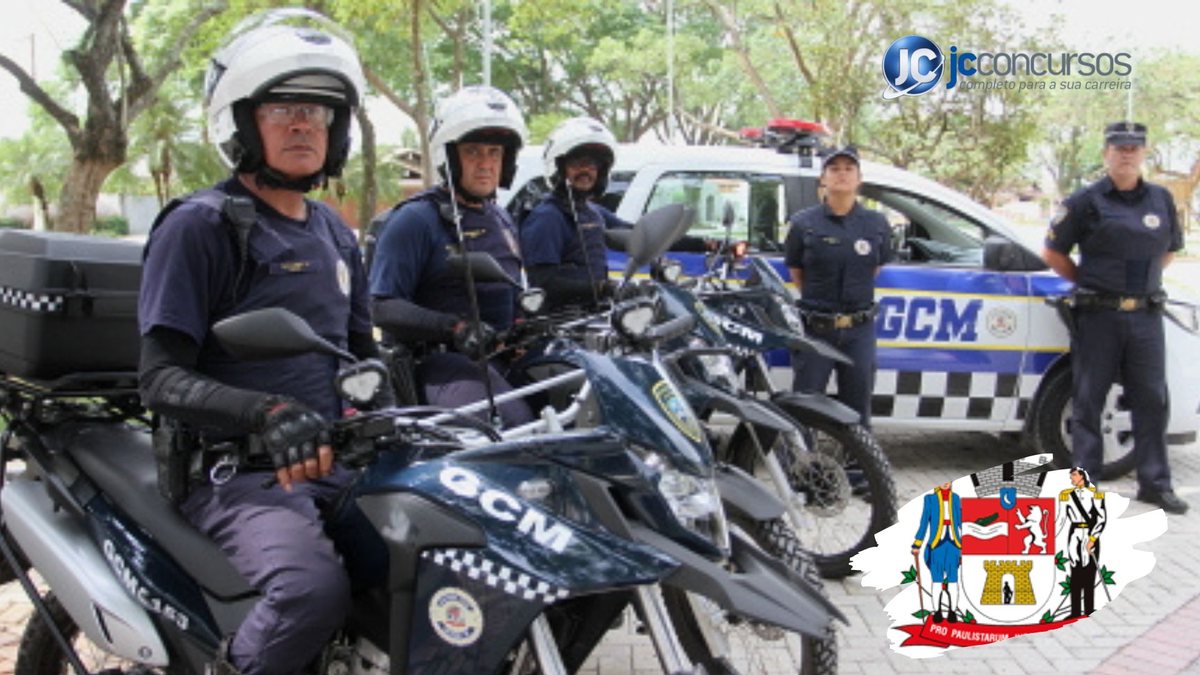Concurso Prefeitura de Jacareí: Guardas municipais em cima da moto e ao lado da viatura