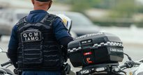 Concurso da GCM SP: agente é visto de costas com uniforme da corporação ao lado de motocicleta - Divulgação