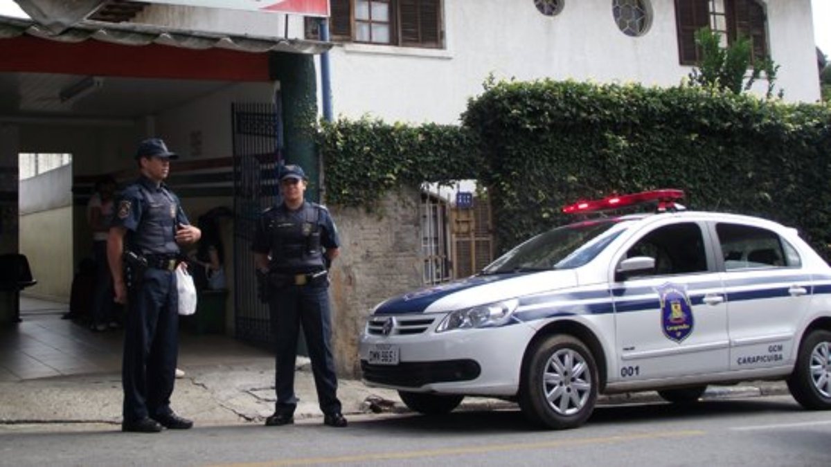 Concurso Guarda Municipal de Carapicuíba: agentes da corporação durante patrulhamento