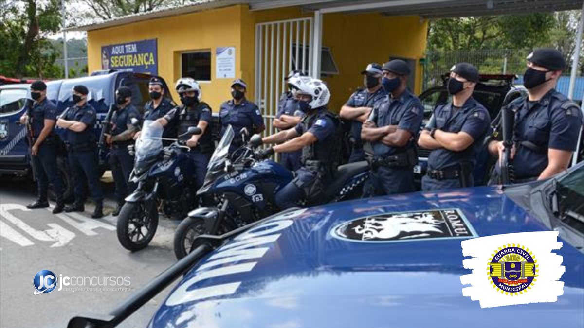 Concurso da Guarda Municipal de Mauá: agentes perfilados em frente à sede da corporação