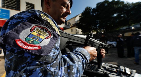 Concurso da Guarda Municipal de Porto Alegre: agente manuseia arma de fogo - Pedro Piegas/PMPA