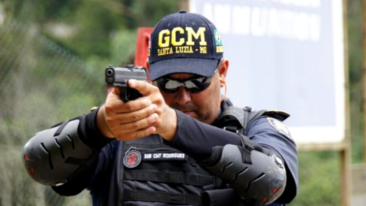 Agente da Guarda Civil Municipal de Santa Luzia empunha arma