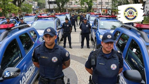 Concurso da Guarda Municipal de Santos: agentes da corporação perfilados ao lado de viaturas - Foto: Isabela Carrari/PMS