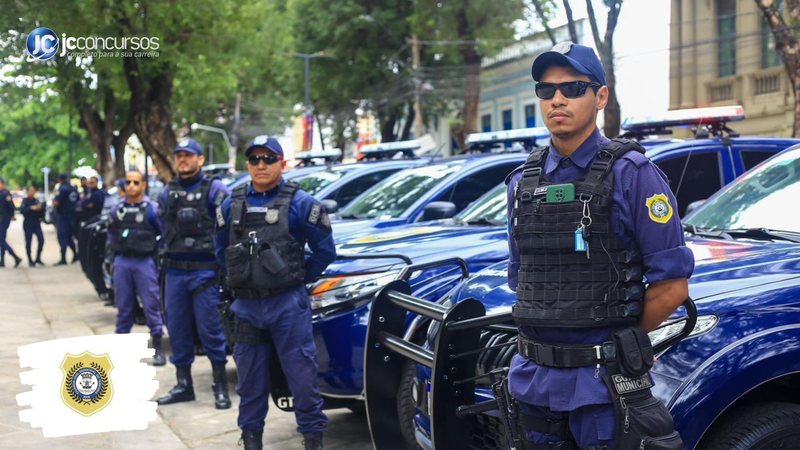 Concurso da Guarda Municipal de Teresina: agentes perfilados ao lado de viaturas da corporação