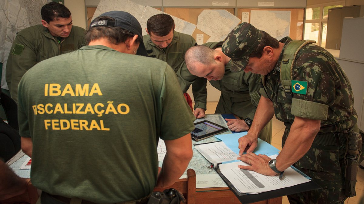 Concurso Ibama: servidor do Instituto Brasileiro do Meio Ambiente e militares durante planejamento para operação