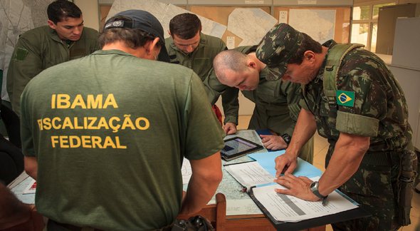 Concurso do Ibama: servidor do Instituto Brasileiro do Meio Ambiente e militares durante planejamento para operação - Divulgação