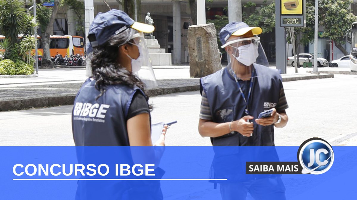 Concurso IBGE: recenseadores na rua durante coleta de dados