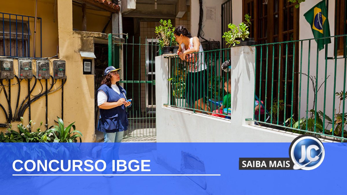 Concurso IBGE: recenseadora entrevista moradora durante a coleta do Censo 2010