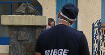 Concurso do IBGE: mulher é entrevistada por recenseadora no portão de casa - Divulgação