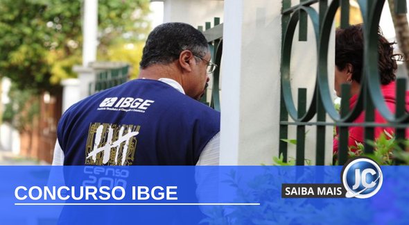 Concurso IBGE: recenseador entrevista moradora durante a coleta do Censo - Divulgação