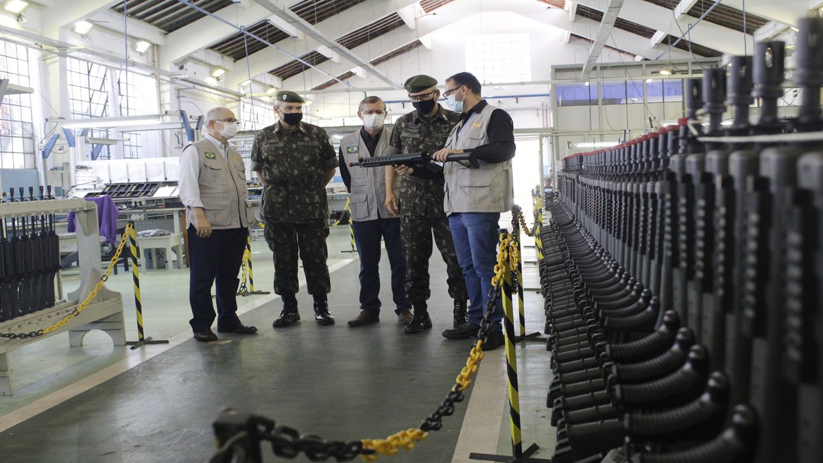 Concurso Imbel: funcionários da Indústria de Material Bélico do Brasil exibem arma para militares