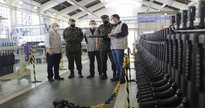 Concurso Imbel: funcionários da Indústria de Material Bélico do Brasil exibem arma para militares - Divulgação