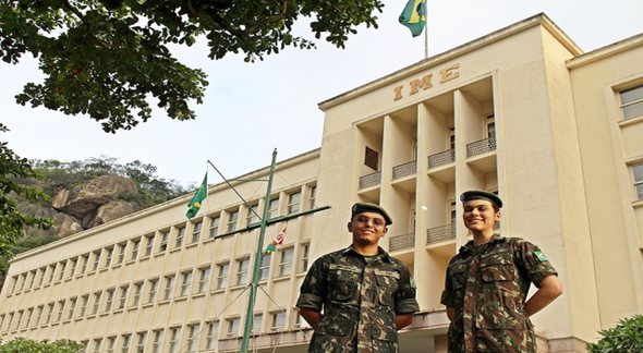 Concurso Exército: alunos do IME posam para foto em frente ao prédio da instituição - Ten Francilene e Cb Barros/Exército