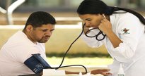 Concurso INCS: profissional de enfermagem afere pressão arterial de homem - Marcelo Camargo/Agência Brasil