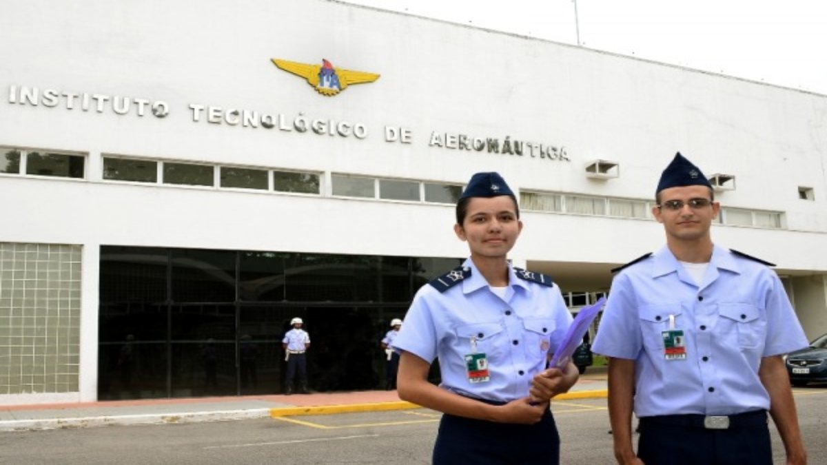 Concurso ITA: estudantes posam para foto em frente ao Instituto Tecnológico de Aeronáutica
